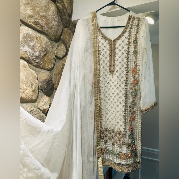 Pakistani Custom-Made Ivory & Gold Embroidered 2-Piece Suit – Size S - Picture 3 of 12